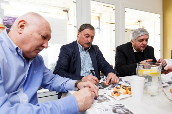 Zdeněk Nehoda na autogrami&aacute;dě v prodejně ČM