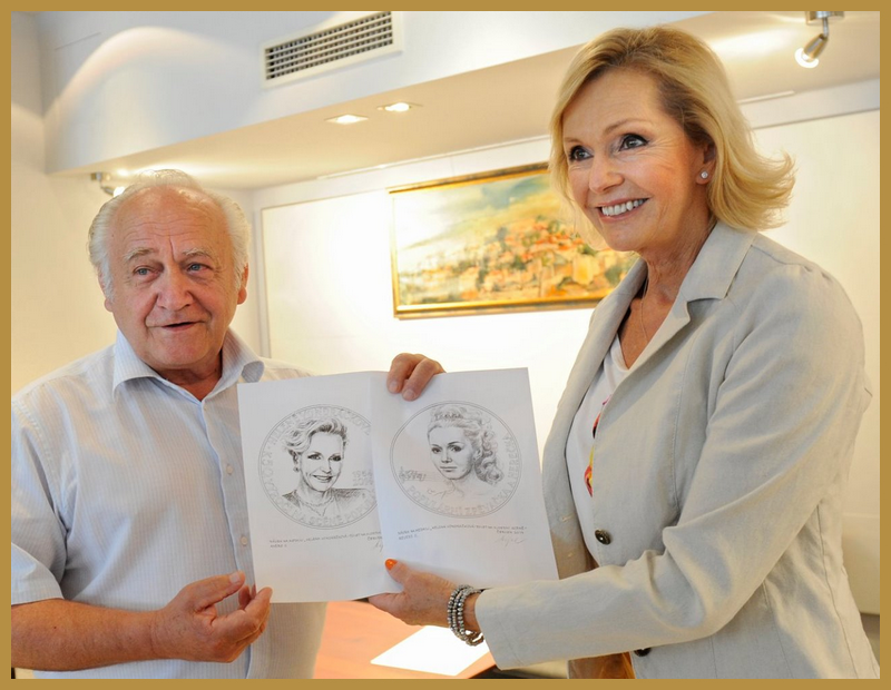 Helena Vondr&aacute;čkov&aacute; s autorem pamětn&iacute; medaile