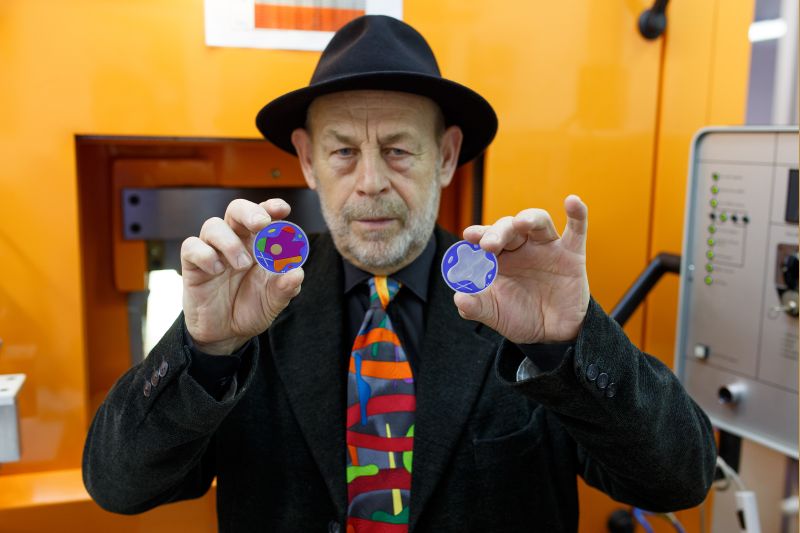 Ale&scaron; Lamr v Česk&eacute; mincovně se svoj&iacute; medail&iacute;